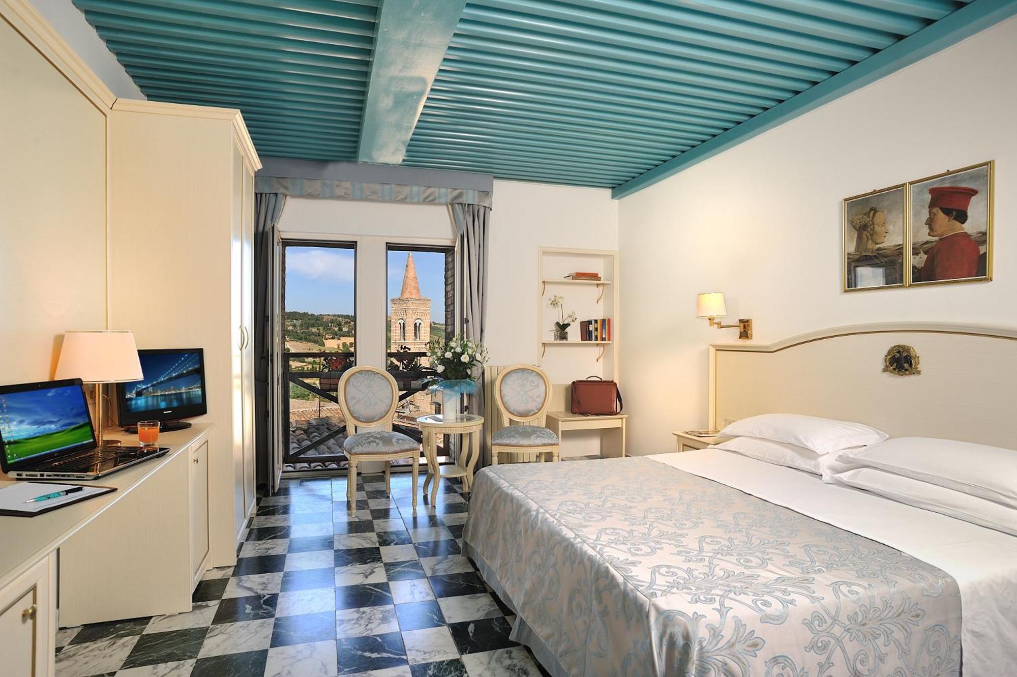 Albergo Hotel Raffaello อูร์บีโน ภายนอก รูปภาพ