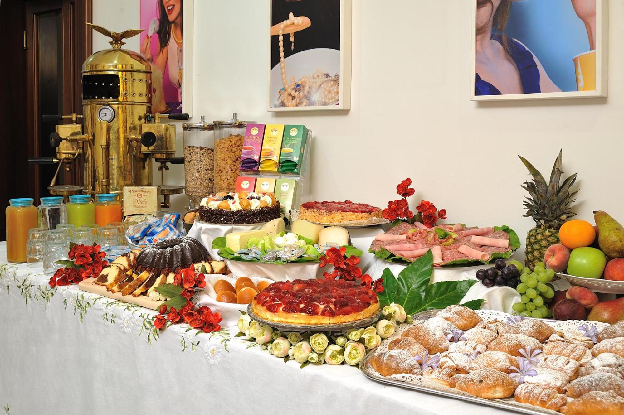 Albergo Hotel Raffaello อูร์บีโน ภายนอก รูปภาพ