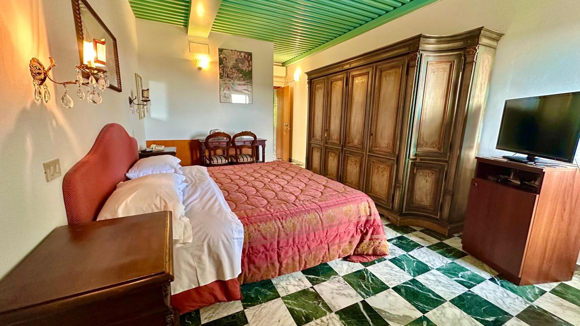 Albergo Hotel Raffaello อูร์บีโน ภายนอก รูปภาพ