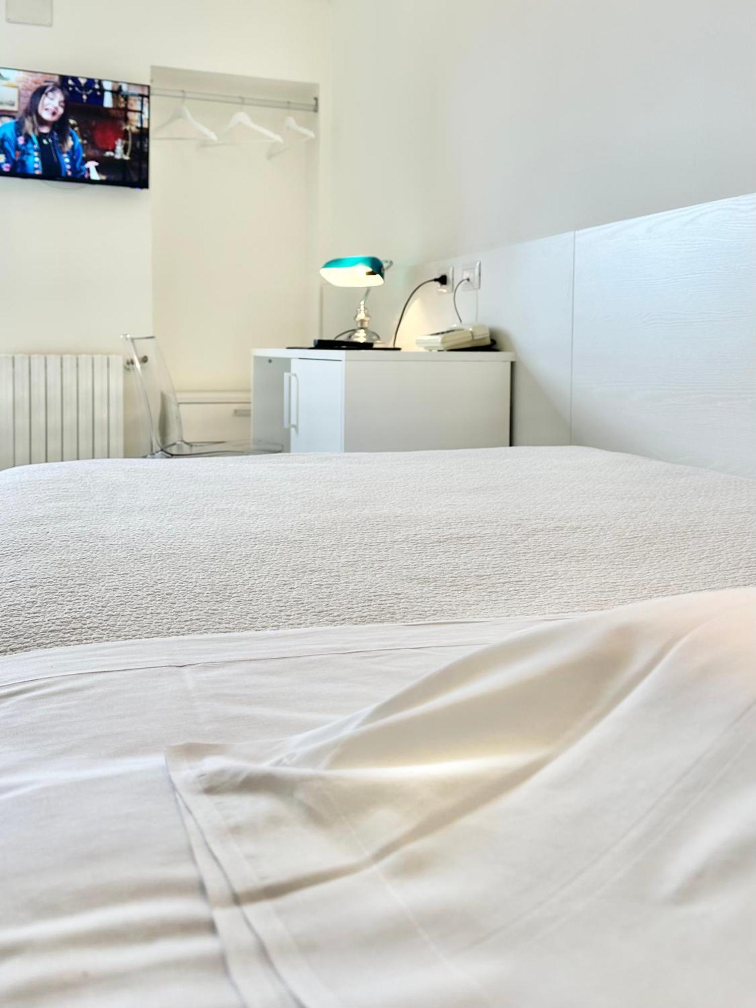 Albergo Hotel Raffaello อูร์บีโน ภายนอก รูปภาพ