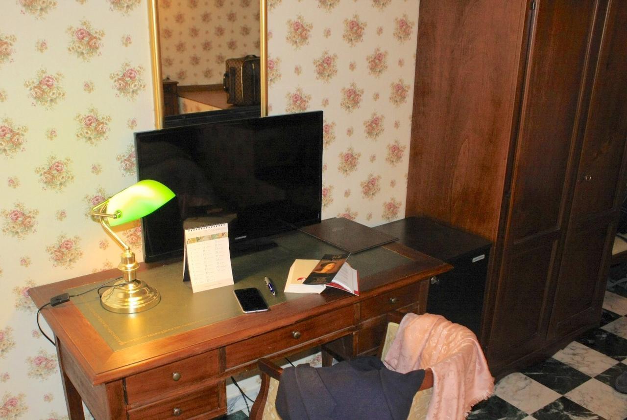 Albergo Hotel Raffaello อูร์บีโน ภายนอก รูปภาพ