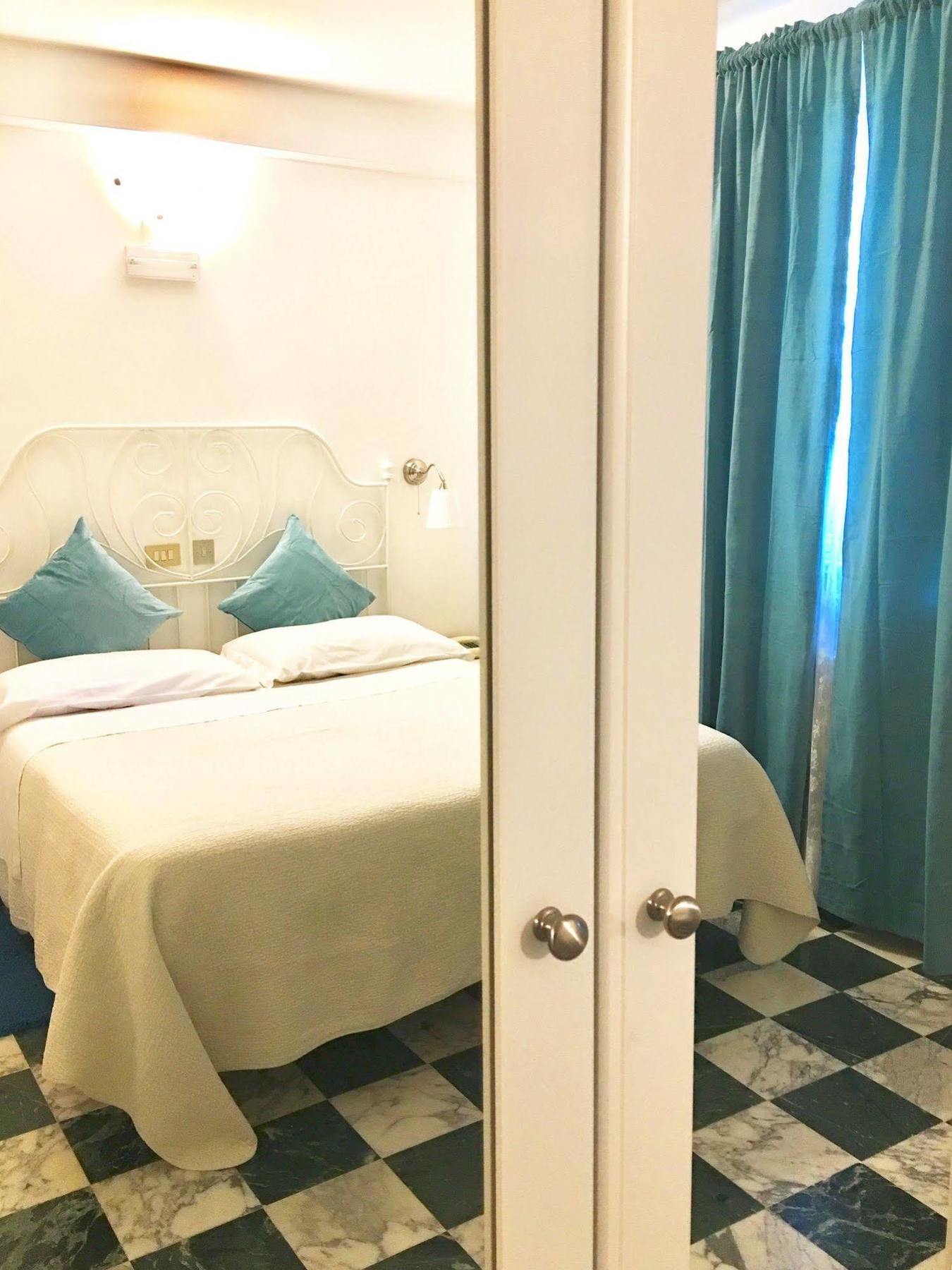 Albergo Hotel Raffaello อูร์บีโน ภายนอก รูปภาพ