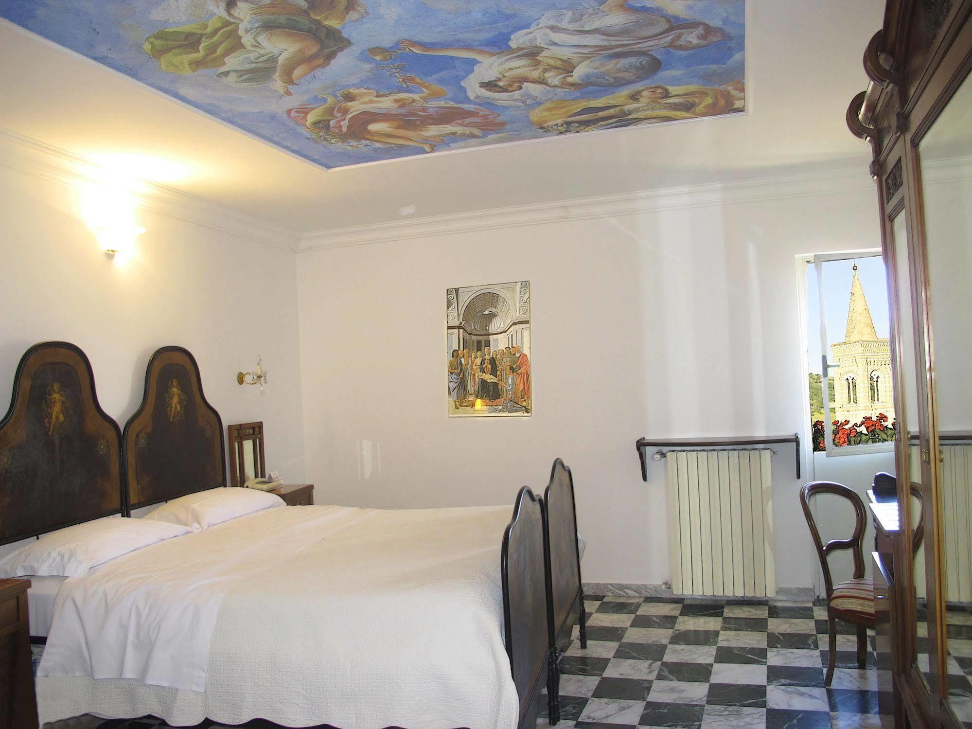 Albergo Hotel Raffaello อูร์บีโน ภายนอก รูปภาพ