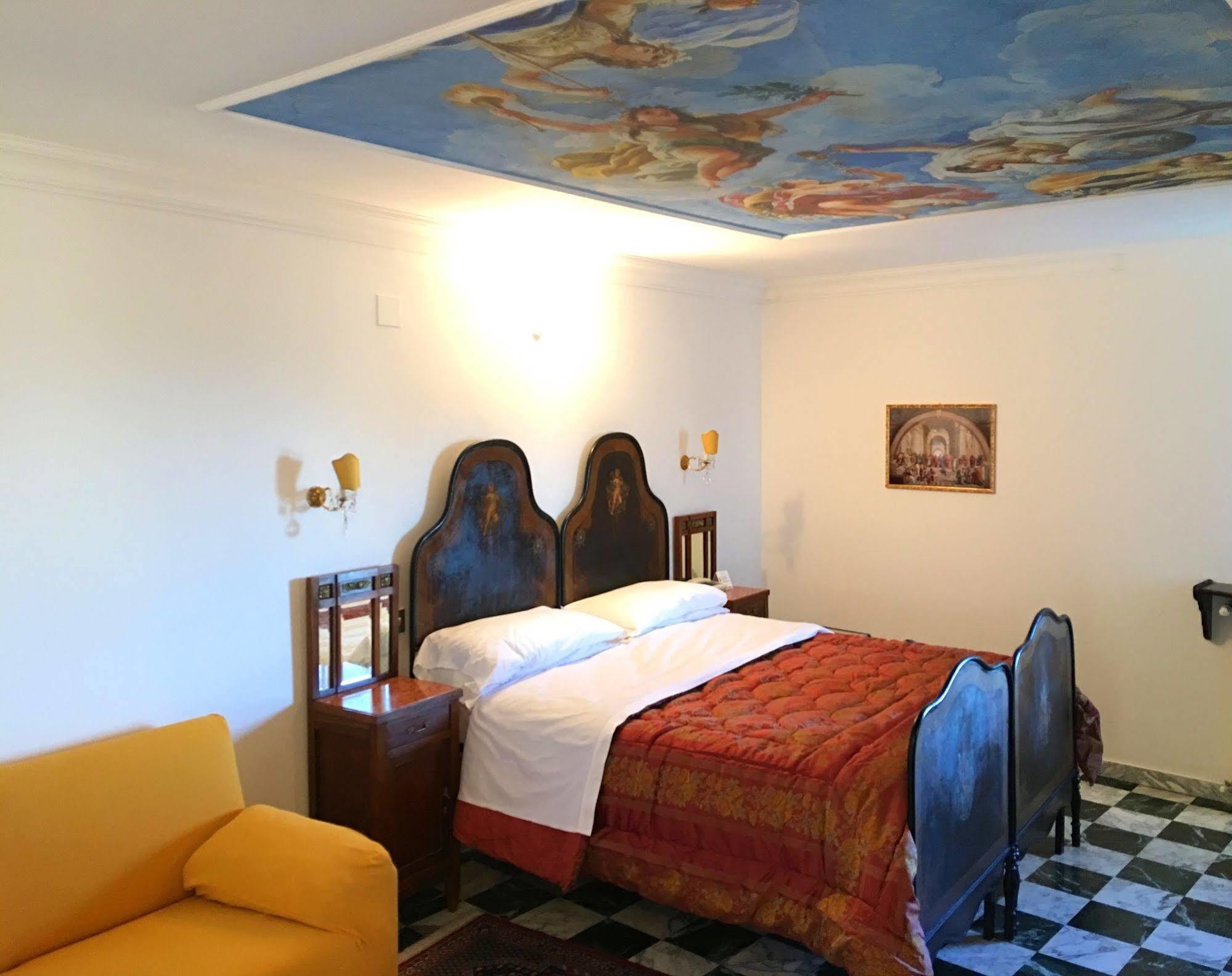 Albergo Hotel Raffaello อูร์บีโน ภายนอก รูปภาพ