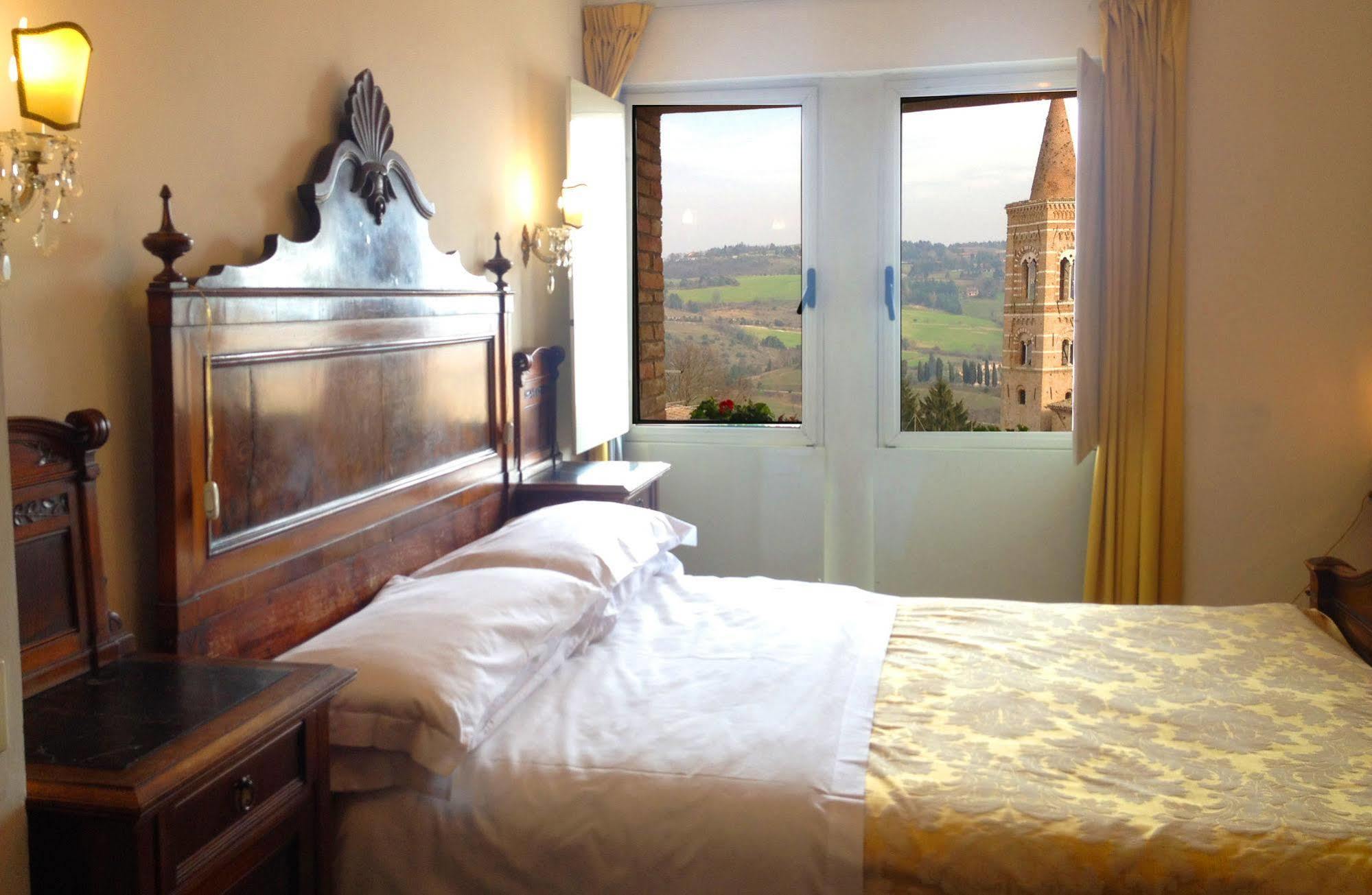Albergo Hotel Raffaello อูร์บีโน ภายนอก รูปภาพ