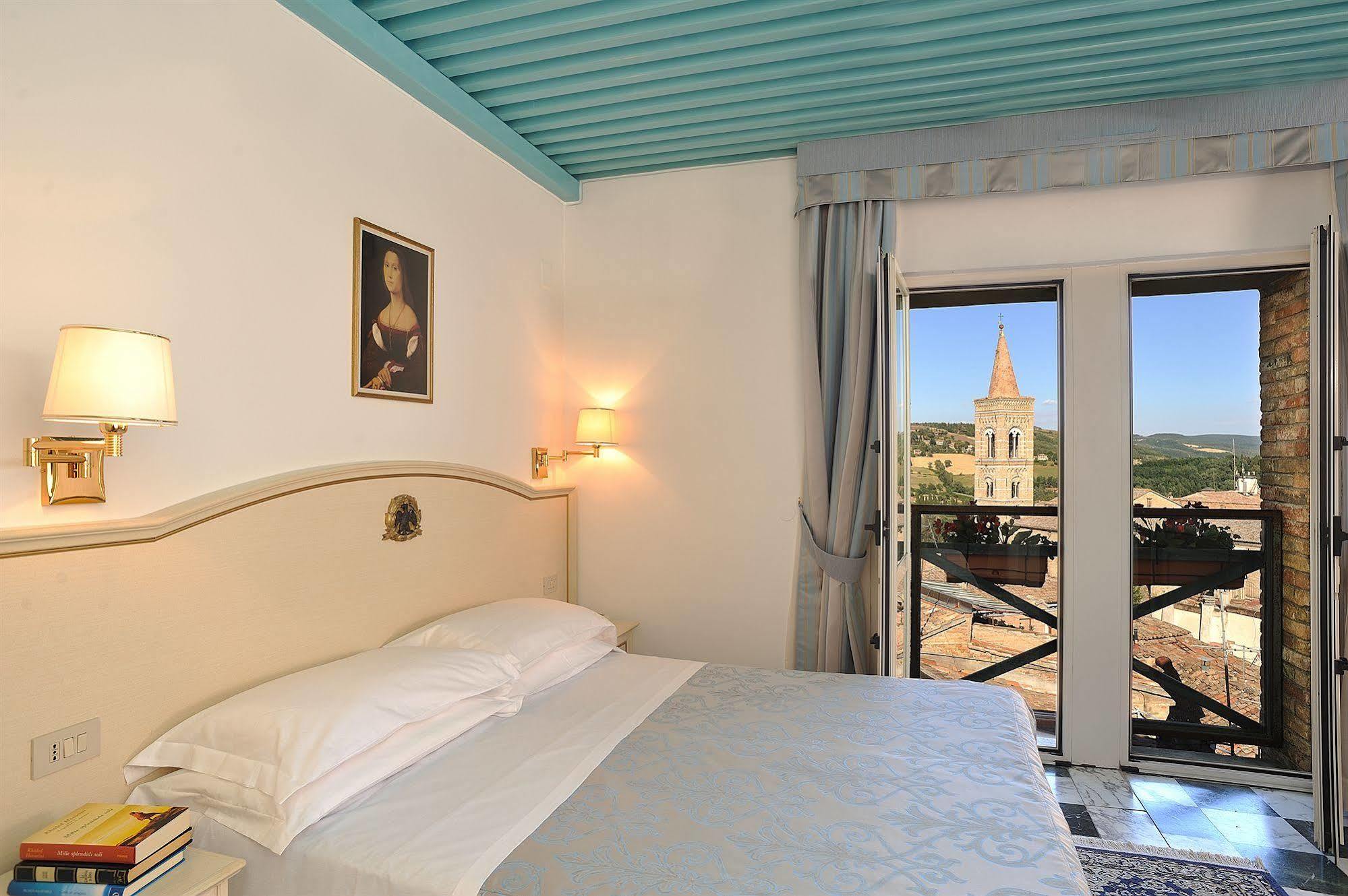 Albergo Hotel Raffaello อูร์บีโน ภายนอก รูปภาพ