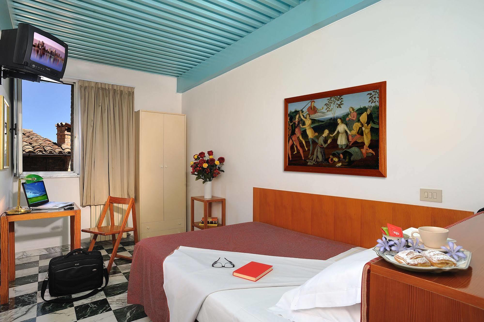 Albergo Hotel Raffaello อูร์บีโน ภายนอก รูปภาพ