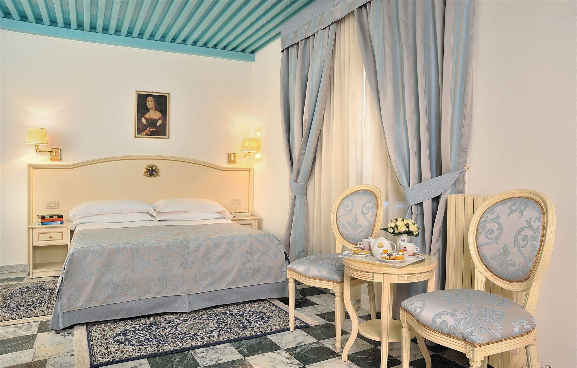 Albergo Hotel Raffaello อูร์บีโน ภายนอก รูปภาพ