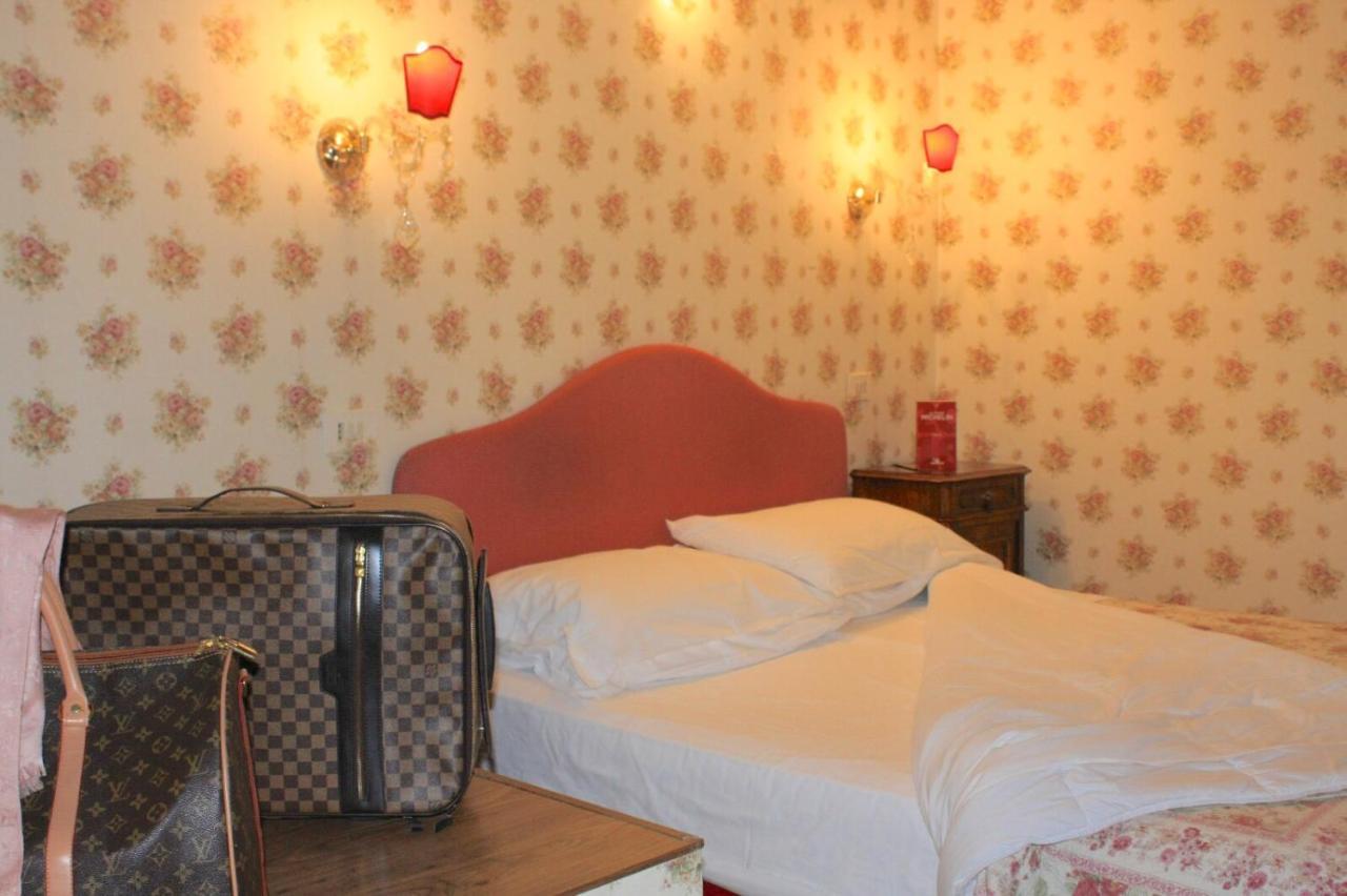 Albergo Hotel Raffaello อูร์บีโน ภายนอก รูปภาพ