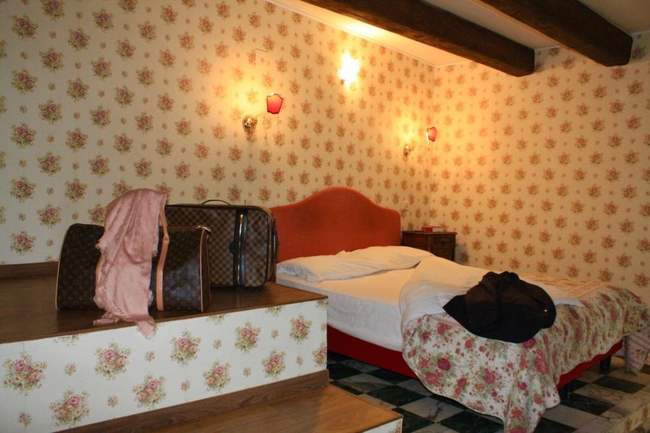 Albergo Hotel Raffaello อูร์บีโน ภายนอก รูปภาพ